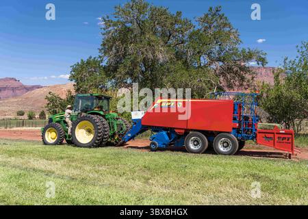 6. Juli 2021, Moab, Utah, USA: Pressen von Heu mit einem John Deere 7930 Traktor und einer GPT Twin Pak Ballenpresse auf einer Ranch im Süden Utahs. (Kreditbild: © Jon G. Fuller/VW Pics via ZUMA Press Wire) Stockfoto