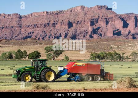 6. Juli 2021, Moab, Utah, USA: Pressen von Heu mit einem John Deere 7930 Traktor und einer GPT Twin Pak Ballenpresse auf einer Ranch im Süden Utahs. (Kreditbild: © Jon G. Fuller/VW Pics via ZUMA Press Wire) Stockfoto