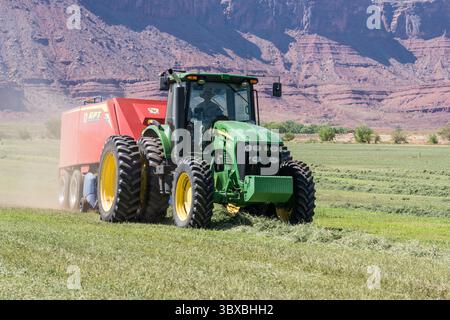 6. Juli 2021, Moab, Utah, USA: Pressen von Heu mit einem John Deere 7930 Traktor und einer GPT Twin Pak Ballenpresse auf einer Ranch im Süden Utahs. (Kreditbild: © Jon G. Fuller/VW Pics via ZUMA Press Wire) Stockfoto