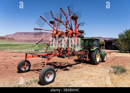 7. Juli 2021, Moab, Utah, Vereinigte Staaten: Ein Rechen kombiniert kleinere Heureihen zu einer größeren Reihe, um die Anzahl der von der Ballenpresse benötigten Durchgänge zu reduzieren. (Kreditbild: © Jon G. Fuller/VW Pics via ZUMA Press Wire) Stockfoto