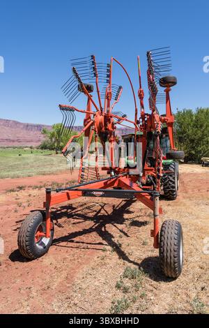 7. Juli 2021, Moab, Utah, Vereinigte Staaten: Ein Rechen kombiniert kleinere Heureihen zu einer größeren Reihe, um die Anzahl der von der Ballenpresse benötigten Durchgänge zu reduzieren. (Kreditbild: © Jon G. Fuller/VW Pics via ZUMA Press Wire) Stockfoto