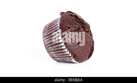 Schokoladen-Cupcakes mit Kirschmarmelade isoliert auf weißem Hintergrund. Schokoladenmuffin. Stockfoto