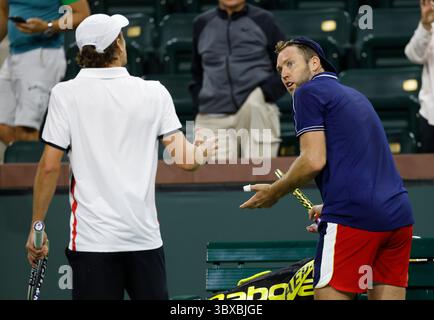 2021 John Millman aus Australien und Jack Sock haben nach ihrem Spiel bei den BNP Paribas Open 2021 im Indian Wells Tennis Garden in Indian Wells, Kalifornien, eine mündliche Meinungsverschiedenheit. Obligatorischer Fotoausweis : Charles Baus/CSM(Kreditausweis: &Copy; Charles Baus/CSM via ZUMA Wire) Stockfoto