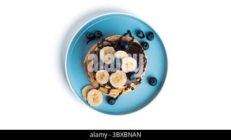 Pfannkuchen mit Beeren und Schokolade isoliert auf weißem Hintergrund. Hochwertige Fotos Stockfoto