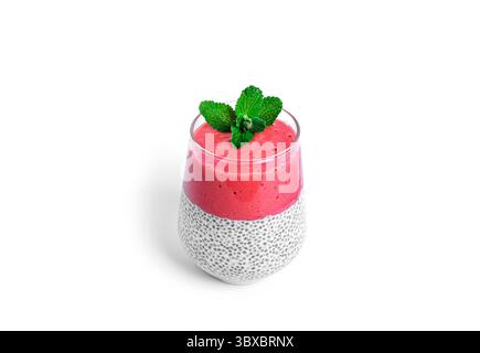 Chia Pudding mit Erdbeeren auf weißem Hintergrund. Mehrschichtiges gesundes Dessert. Chia Mousse. Hochwertige Fotos Stockfoto