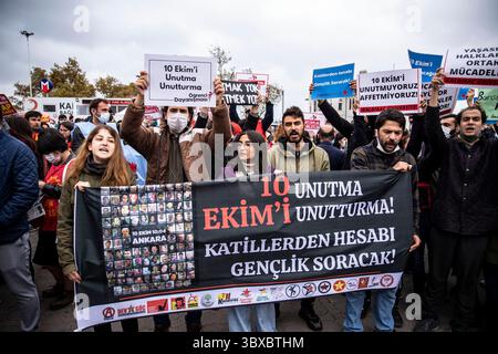 10. Oktober 2021, Istanbul, Türkei: Demonstranten mit Plakaten und Spruchbändern singen während einer Gedenkfeier Slogans, um den Opfern der Doppelbombenanschläge in der Nähe des Bahnhofs von Ankara zu ehren. Demonstranten treffen sich am Kadikoy Pier in Istanbul, um an einer Gedenkfeier teilzunehmen, um den 102 Opfern der Doppelbombenanschläge in der Nähe des Bahnhofs von Ankara zu ehren. (Credit Image: © Onur Dogman/SOPA Images via ZUMA Press Wire) Stockfoto
