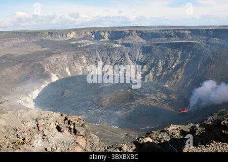 8. Oktober 2021 – Big Island, Hawaii, USA – am Morgen des 8. Oktober 2021 absolvierten HVO-Wissenschaftler einen routinemäßigen Helikopterüberflug über den andauernden Ausbruch in Halemaumau auf dem Gipfel des Kilauea. Dieses Übersichtsfoto des Lavasees wurde von Nordosten aus aufgenommen, mit der ausbrechenden westlichen Spalte rechts im Rahmen und einer Reihe von Inseln aus dem Lavasee von Dezember 2020 bis Mai 2021 in der Mitte. (Kreditbild: © USGS/ZUMA Press Wire Service/ZUMAPRESS.com) Stockfoto