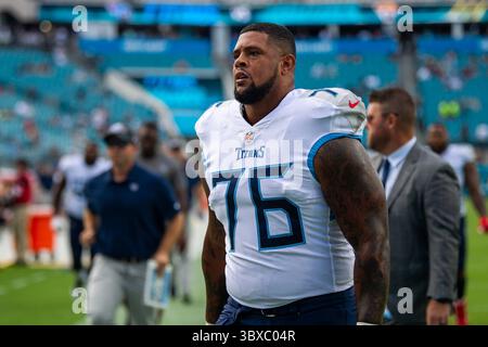 10. Oktober 2021, Syracuse, New York, USA: Tennessee Titans Offensive Guard RODGER SAFFOLD (76) geht während des Vorspiels auf dem TIAA Bank Field in Jacksonville, Florida, in die Umkleiderei. Die Tennessee Titans besiegten 37 die Jacksonville Jaguars. (Bild: © Michael Johnson/ZUMA Press Wire) Stockfoto