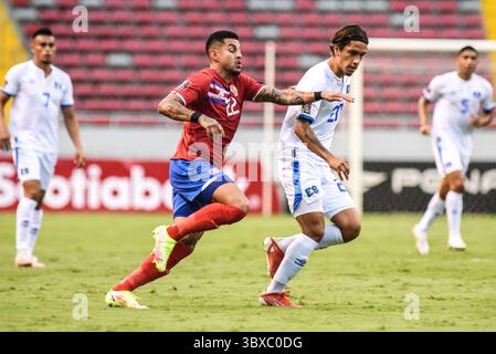 10. Oktober 2021: San Jose, San Jose, Costa Rica: Ronald Matarrita (L) und Enrico DueÃ±AS (R) im Einsatz beim Sieg von Costa Rica gegen El Salvador 2-1 in der Qualifikation zur FIFA Weltmeisterschaft der CONCACAF am 10. Oktober 2021 in San Jose (Costa Rica). (Foto: © Jose Campos Rojas/VW Pics via ZUMA Press Wire) Stockfoto