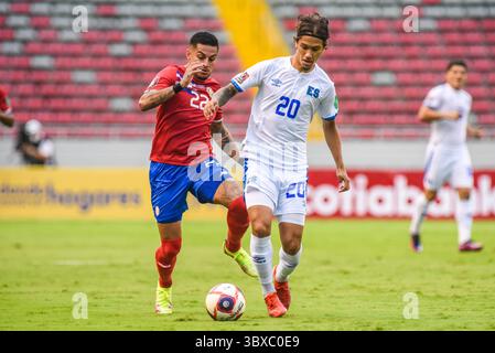 10. Oktober 2021: San Jose, San Jose, Costa Rica: Ronald Matarrita (L) und Enrico DueÃ±AS (R) im Einsatz beim Sieg von Costa Rica gegen El Salvador 2-1 in der Qualifikation zur FIFA Weltmeisterschaft der CONCACAF am 10. Oktober 2021 in San Jose (Costa Rica). (Foto: © Jose Campos Rojas/VW Pics via ZUMA Press Wire) Stockfoto