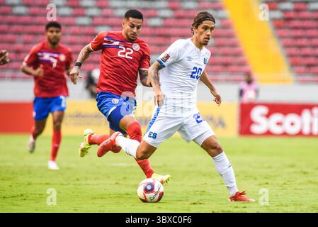 10. Oktober 2021: San Jose, San Jose, Costa Rica: Ronald Matarrita (L) und Enrico DueÃ±AS (R) im Einsatz beim Sieg von Costa Rica gegen El Salvador 2-1 in der Qualifikation zur FIFA Weltmeisterschaft der CONCACAF am 10. Oktober 2021 in San Jose (Costa Rica). (Foto: © Jose Campos Rojas/VW Pics via ZUMA Press Wire) Stockfoto