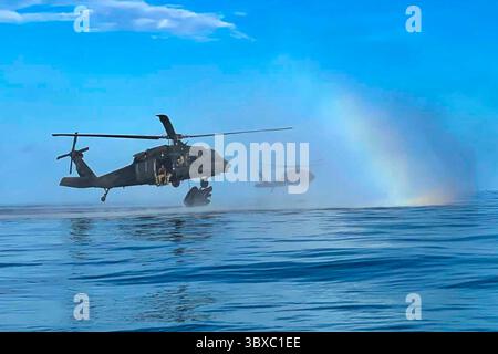 28. September 2021 - Key West, Florida, USA - Green Berets mit dem 1. Bataillon, 1. Special Forces Group (Airborne), setzen im September 2021 ein Kampfkautschuk-Raidboot aus einem UH-60 Blackhawk Hubschrauber auf dem Infiltrationskurs in Key West, Florida, ein. Der Kurs unterstreicht die Fähigkeit der Green Beret, Wasserinfiltrationstechniken einzusetzen, um Missionen im gesamten Indo-Pazifik durchzuführen. (Bild: © U.S. Army/ZUMA Press Wire Service/ZUMAPRESS.com) Stockfoto