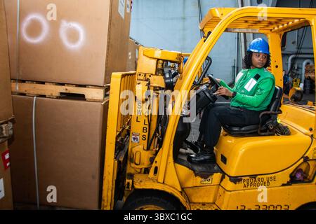 30. September 2021 – USA – die Logistikspezialistin der 2. Klasse Gia Woodcox aus Snellville, Georgia, verschiebt während einer Auffüllung auf See die Post an Bord des einzigen Flugzeugträgers der US-Navyâ, USS Ronald Reagan (CVN 76). Ronald Reagan, das Flaggschiff der Carrier Strike Group 5, stellt eine kampfbereite Truppe zur Verfügung, die die Vereinigten Staaten schützt und verteidigt und Allianzen, Partnerschaften und kollektive maritime Interessen in der indopazifischen Region unterstützt. (Foto: Mass Communication Specialist 3rd Class Oswald Felix Jr.) (Foto: © U.S. Navy/ZUMA Press Wire Service/ZUMAPRESS.com) Stockfoto