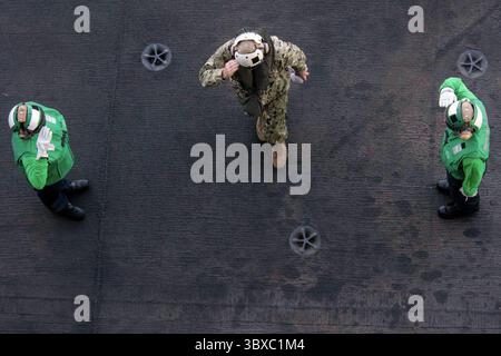 7. Oktober 2021 – USA – Heck-ADM Michael Donnelly, zukünftiger Kommandeur der Task Force 70, trifft auf dem Flugdeck des einzigen US-amerikanischen Navyâ-Flugzeugträgers USS Ronald Reagan (CVN 76) ein. Ronald Reagan, das Flaggschiff der Carrier Strike Group 5, stellt eine kampfbereite Truppe zur Verfügung, die die Vereinigten Staaten schützt und verteidigt und Allianzen, Partnerschaften und kollektive maritime Interessen in der indopazifischen Region unterstützt. (Foto der US Navy von Seaman Eric Stanton, Spezialist für Massenkommunikation) (Foto: © U.S. Navy/ZUMA Press Wire Service/ZUMAPRESS.com) Stockfoto