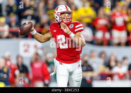 Oktober 2021 - Lincoln, NE. USA: Nebraska Cornhuskers Quarterback Adrian Martinez #2 in Aktion während eines Fußballspiels der NCAA Division 1 zwischen Michigan Wolverines und den Nebraska Cornhuskers im Memorial Stadium in Lincoln, NE. .Michigan gewann 32-29.Teilnahme: 87.370.Michael Spomer/Cal Sport Media(Credit Image: &Copy; Michael Spomer/CSM via ZUMA Wire) Stockfoto
