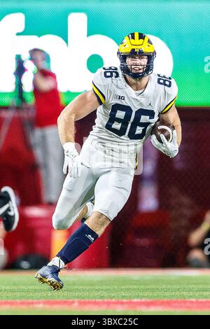 Oktober 2021 - Lincoln, NE. USA – Michigan Wolverines Tight End Luke Schoonmaker #86 in Aktion während eines Fußballspiels der NCAA Division 1 zwischen Michigan Wolverines und den Nebraska Cornhuskers im Memorial Stadium in Lincoln, NE. .Michigan gewann 32-29.Teilnahme: 87.370.Michael Spomer/Cal Sport Media(Credit Image: &Copy; Michael Spomer/CSM via ZUMA Wire) Stockfoto