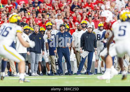 Oktober 2021 - Lincoln, NE. USA – Jim Harbaugh, Cheftrainer der Michigan Wolverines, beobachtet das Geschehen während eines Fußballspiels der NCAA Division 1 zwischen Michigan Wolverines und den Nebraska Cornhuskers im Memorial Stadium in Lincoln, NE. .Michigan gewann 32-29.Teilnahme: 87.370.Michael Spomer/Cal Sport Media(Credit Image: &Copy; Michael Spomer/CSM via ZUMA Wire) Stockfoto