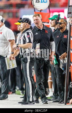 Oktober 2021 - Lincoln, NE. USA: Nebraska Cornhuskers Cheftrainer Scott Frost reagiert auf einen Strafstoß gegen sein Team während eines Fußballspiels der NCAA Division 1 zwischen Michigan Wolverines und den Nebraska Cornhuskers im Memorial Stadium in Lincoln, NE. .Michigan gewann 32-29.Teilnahme: 87.370.Michael Spomer/Cal Sport Media(Credit Image: &Copy; Michael Spomer/CSM via ZUMA Wire) Stockfoto