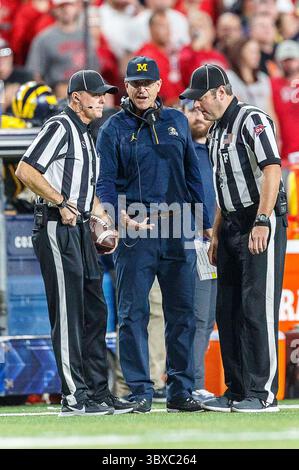 Oktober 2021 - Lincoln, NE. Jim Harbaugh, Cheftrainer von Michigan Wolverines, spricht mit zwei Schiedsrichtern während eines Fußballspiels der NCAA Division 1 zwischen Michigan Wolverines und den Nebraska Cornhuskers im Memorial Stadium in Lincoln, NE. .Michigan gewann 32-29.Teilnahme: 87.370.Michael Spomer/Cal Sport Media(Credit Image: &Copy; Michael Spomer/CSM via ZUMA Wire) Stockfoto