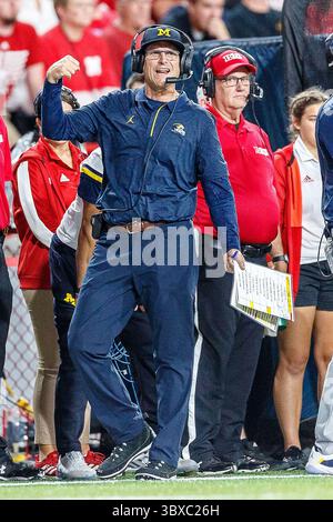 Oktober 2021 - Lincoln, NE. Jim Harbaugh, Cheftrainer der Michigan Wolverines, reagiert am Rande eines Fußballspiels der NCAA Division 1 zwischen Michigan Wolverines und den Nebraska Cornhuskers im Memorial Stadium in Lincoln, NE. .Michigan gewann 32-29.Teilnahme: 87.370.Michael Spomer/Cal Sport Media(Credit Image: &Copy; Michael Spomer/CSM via ZUMA Wire) Stockfoto