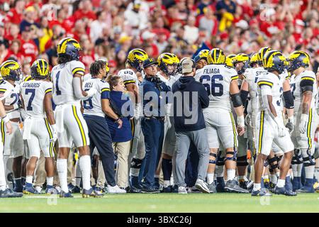 Oktober 2021 - Lincoln, NE. USA – Jim Harbaugh, Cheftrainer der Michigan Wolverines, beobachtet das Geschehen während eines Fußballspiels der NCAA Division 1 zwischen Michigan Wolverines und den Nebraska Cornhuskers im Memorial Stadium in Lincoln, NE. .Michigan gewann 32-29.Teilnahme: 87.370.Michael Spomer/Cal Sport Media(Credit Image: &Copy; Michael Spomer/CSM via ZUMA Wire) Stockfoto