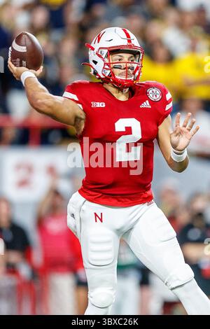 Oktober 2021 - Lincoln, NE. USA: Nebraska Cornhuskers Quarterback Adrian Martinez #2 in Aktion während eines Fußballspiels der NCAA Division 1 zwischen Michigan Wolverines und den Nebraska Cornhuskers im Memorial Stadium in Lincoln, NE. .Michigan gewann 32-29.Teilnahme: 87.370.Michael Spomer/Cal Sport Media(Credit Image: &Copy; Michael Spomer/CSM via ZUMA Wire) Stockfoto