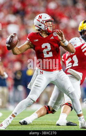 Oktober 2021 - Lincoln, NE. USA: Nebraska Cornhuskers Quarterback Adrian Martinez #2 in Aktion während eines Fußballspiels der NCAA Division 1 zwischen Michigan Wolverines und den Nebraska Cornhuskers im Memorial Stadium in Lincoln, NE. .Michigan gewann 32-29.Teilnahme: 87.370.Michael Spomer/Cal Sport Media(Credit Image: &Copy; Michael Spomer/CSM via ZUMA Wire) Stockfoto