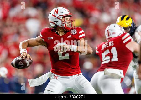 Oktober 2021 - Lincoln, NE. USA: Nebraska Cornhuskers Quarterback Adrian Martinez #2 in Aktion während eines Fußballspiels der NCAA Division 1 zwischen Michigan Wolverines und den Nebraska Cornhuskers im Memorial Stadium in Lincoln, NE. .Michigan gewann 32-29.Teilnahme: 87.370.Michael Spomer/Cal Sport Media(Credit Image: &Copy; Michael Spomer/CSM via ZUMA Wire) Stockfoto