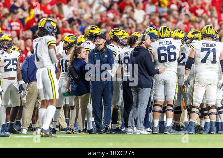 Oktober 2021 - Lincoln, NE. USA – Jim Harbaugh, Cheftrainer der Michigan Wolverines, beobachtet das Geschehen während eines Fußballspiels der NCAA Division 1 zwischen Michigan Wolverines und den Nebraska Cornhuskers im Memorial Stadium in Lincoln, NE. .Michigan gewann 32-29.Teilnahme: 87.370.Michael Spomer/Cal Sport Media(Credit Image: &Copy; Michael Spomer/CSM via ZUMA Wire) Stockfoto