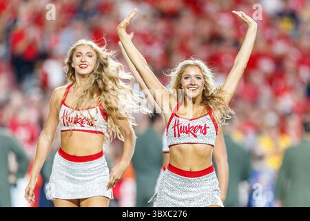 Oktober 2021 - Lincoln, NE. USA: Ein Mitglied des Nebraska Cornhuskers Tanzteams spielt im Memorial Stadium in Lincoln, NE, während eines Fußballspiels der NCAA Division 1 zwischen Michigan Wolverines und den Nebraska Cornhuskers. .Michigan gewann 32-29.Teilnahme: 87.370.Michael Spomer/Cal Sport Media(Credit Image: &Copy; Michael Spomer/CSM via ZUMA Wire) Stockfoto
