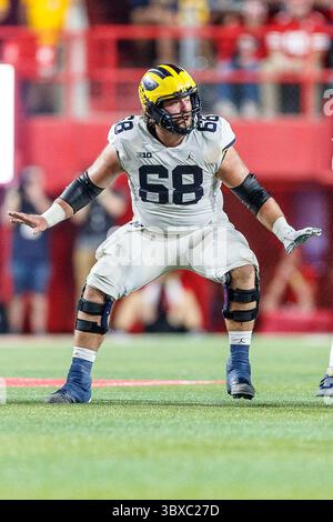 Oktober 2021 - Lincoln, NE. USA – Michigan Wolverines Offensive Lineman Andrew Vastardis #68 in Aktion während eines Fußballspiels der NCAA Division 1 zwischen Michigan Wolverines und den Nebraska Cornhuskers im Memorial Stadium in Lincoln, NE. .Michigan gewann 32-29.Teilnahme: 87.370.Michael Spomer/Cal Sport Media(Credit Image: &Copy; Michael Spomer/CSM via ZUMA Wire) Stockfoto