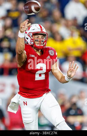 Oktober 2021 - Lincoln, NE. USA: Nebraska Cornhuskers Quarterback Adrian Martinez #2 in Aktion während eines Fußballspiels der NCAA Division 1 zwischen Michigan Wolverines und den Nebraska Cornhuskers im Memorial Stadium in Lincoln, NE. .Michigan gewann 32-29.Teilnahme: 87.370.Michael Spomer/Cal Sport Media(Credit Image: &Copy; Michael Spomer/CSM via ZUMA Wire) Stockfoto