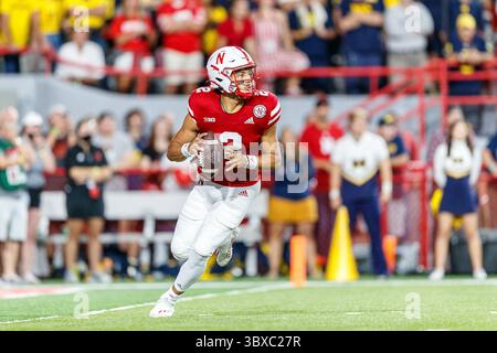 Oktober 2021 - Lincoln, NE. USA: Nebraska Cornhuskers Quarterback Adrian Martinez #2 in Aktion während eines Fußballspiels der NCAA Division 1 zwischen Michigan Wolverines und den Nebraska Cornhuskers im Memorial Stadium in Lincoln, NE. .Michigan gewann 32-29.Teilnahme: 87.370.Michael Spomer/Cal Sport Media(Credit Image: &Copy; Michael Spomer/CSM via ZUMA Wire) Stockfoto