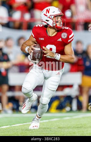 Oktober 2021 - Lincoln, NE. USA: Nebraska Cornhuskers Quarterback Adrian Martinez #2 in Aktion während eines Fußballspiels der NCAA Division 1 zwischen Michigan Wolverines und den Nebraska Cornhuskers im Memorial Stadium in Lincoln, NE. .Michigan gewann 32-29.Teilnahme: 87.370.Michael Spomer/Cal Sport Media(Credit Image: &Copy; Michael Spomer/CSM via ZUMA Wire) Stockfoto