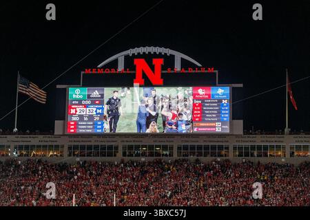 Oktober 2021 - Lincoln, NE. USA – Nebraska Memorial Stadium North Scoreboard nach Abschluss eines Fußballspiels der NCAA Division 1 zwischen Michigan Wolverines und den Nebraska Cornhuskers im Memorial Stadium in Lincoln, NE. .Michigan gewann 32-29.Teilnahme: 87.370.Michael Spomer/Cal Sport Media(Credit Image: &Copy; Michael Spomer/CSM via ZUMA Wire) Stockfoto