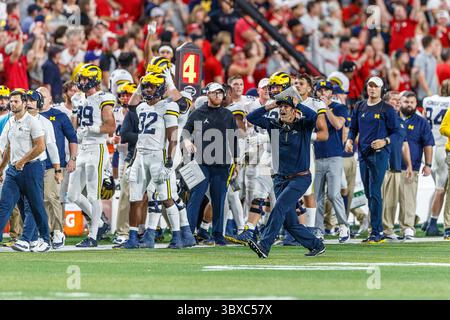 Oktober 2021 - Lincoln, NE. US-amerikanischer Trainer Jim Harbaugh reagiert auf einen Strafstoß während eines Fußballspiels der NCAA Division 1 zwischen Michigan Wolverines und den Nebraska Cornhuskers im Memorial Stadium in Lincoln, NE. .Michigan gewann 32-29.Teilnahme: 87.370.Michael Spomer/Cal Sport Media(Credit Image: &Copy; Michael Spomer/CSM via ZUMA Wire) Stockfoto