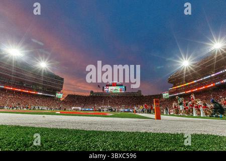 Oktober 2021 - Lincoln, NE. USA - Nebraska's Memorial Stadium, bei Sonnenuntergang, während einer Pause in Aktion während eines NCAA Division 1 Football-Spiels zwischen Michigan Wolverines und den Nebraska Cornhuskers im Memorial Stadium in Lincoln, NE. .Michigan gewann 32-29.Teilnahme: 87.370.Michael Spomer/Cal Sport Media(Credit Image: &Copy; Michael Spomer/CSM via ZUMA Wire) Stockfoto