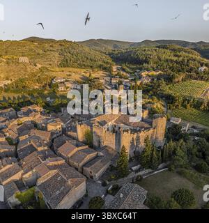 FRANKREICH - AUDE (11) - VILLEROUGE-TERMENES CASTEL. GESAMTANSICHT DES DORFES UND DER BURG VON NORDWESTEN. AUF DEM ZWEITEN BODEN, DIE KIRCHE SAINT ETIENN Stockfoto