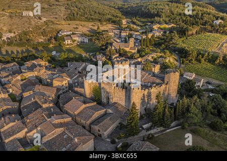 FRANKREICH - AUDE (11) - VILLEROUGE-TERMENES CASTEL. GESAMTANSICHT DES DORFES UND DER BURG VON NORDWESTEN. AUF DEM ZWEITEN BODEN, DIE KIRCHE SAINT ETIENN Stockfoto