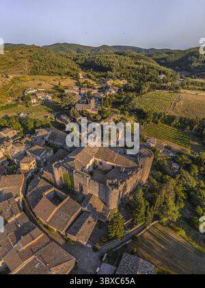 FRANKREICH - AUDE (11) - VILLEROUGE-TERMENES CASTEL. GESAMTANSICHT DES DORFES UND DER BURG VON NORDWESTEN. AUF DEM ZWEITEN BODEN, DIE KIRCHE SAINT ETIENN Stockfoto