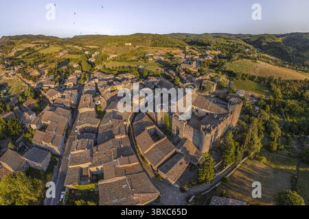 FRANKREICH - AUDE (11) - VILLEROUGE-TERMENES CASTEL. GESAMTANSICHT DES DORFES UND DER BURG VON NORDWESTEN. AUF DEM ZWEITEN BODEN, DIE KIRCHE SAINT ETIENN Stockfoto