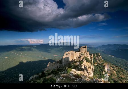 FRANKREICH. OCCITANY. AUDE (11) CORBIERES, LUFTAUFNAHME DER KATHARERBURG PEYREPERTUSE Stockfoto