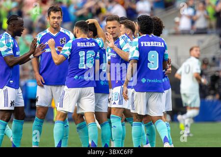 16. Juli 2025, Seattle, Seattle, USA: Der Mittelfeldspieler Cristian Roldan #7 von Seattle Sounders FC feiert ein Tor, das mit dem Verteidiger Alex Roldan #16, Seattle Sounders FC Stürmer Daniel Musovski #19, Stürmer von Seattle Sounders FC JesÃºs Ferreira #9, Stürmer von Seattle Sounders FC Paul Rothrock #14, Mittelfeldspieler Albert RusnÃ¡k #11 Seattle Sounders FC Verteidiger FC Yeimar GÃ³mez #28, #28 und der Seattle Sounders FC-Verteidiger Jackson Ragen #25 in der ersten Hälfte des Spiels Seattle Sounders gegen Colorado Rapids, mit 3:3 im Lumen Field in Seattle, Wa Stockfoto