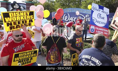 12. Oktober 2021: In diesem 23. März 2018 marschieren gewerkschaftliche Arbeiter der Walt Disney World und ihre Unterstützer vor dem Disney Hotel in Orlando, Florida, und singen. (Bild: © Stephen M. Dowell/TNS Via ZUMA Press Wire/TNS Via ZUMA Press Wire) Stockfoto