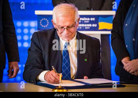 Oktober 2021, Kiew, Kiew, Ukraine: Josep Borrell, die hohe Vertreterin der EU für Außen- und Sicherheitspolitik unterzeichnet eine Erklärung in Kiew während des 23. Gipfels Ukraine-EU. (Foto: © Celestino Arce Lavin/ZUMA Press Wire) Stockfoto