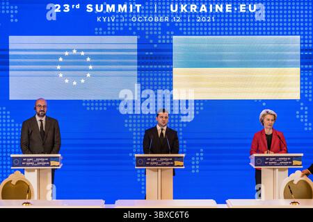 Oktober 2021, Kiew, Kiew, Ukraine: Charles Michel, Präsident des Europäischen Rates, links, Wolodymyr Zelenskyj, Präsident der Ukraine, Zentrum, und Ursula von der Leyen, Präsidentin der Europäischen Kommission, traf sich in Kiew zum 23. EU-Ukraine-Gipfel. (Foto: © Celestino Arce Lavin/ZUMA Press Wire) Stockfoto