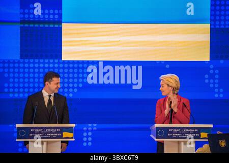 Oktober 2021, Kiew, Kiew, Ukraine: Wolodymyr Zelenskyj, ukrainische Präsidentin und Ursula von der Leyen, Präsidentin der Europäischen Kommission, nehmen am 23. Gipfeltreffen EU-Ukraine in Kiew, Ukraine, Teil (Credit Image: © Celestino Arce Lavin/ZUMA Press Wire). Stockfoto