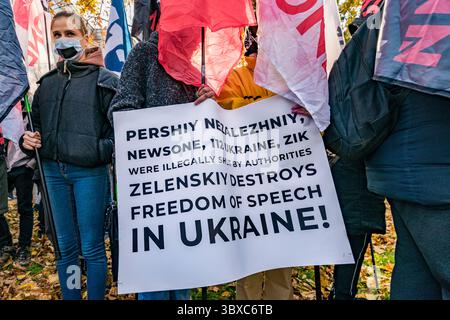 12. Oktober 2021, Kiew, Kiew, Ukraine: Protest am Eingang des Rada-Parlaments gegen die Schließung von Medien während der Feier des 23. EU-EU-Gipfels. Die Demonstranten halten ein Banner, in dem sie um Freiheitsrede bitten. (Foto: © Celestino Arce Lavin/ZUMA Press Wire) Stockfoto