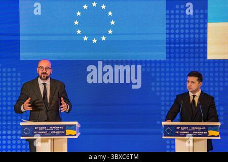 Oktober 2021, Kiew, Kiew, Ukraine: Charles Michel, Präsident des Europäischen Rates, Linke, und Wolodymyr Zelenskyj, Präsident der Ukraine, Zentrum, in einer Pressekonferenz am Ende des 23. Gipfels Ukraine-EU in Kiew. (Foto: © Celestino Arce Lavin/ZUMA Press Wire) Stockfoto