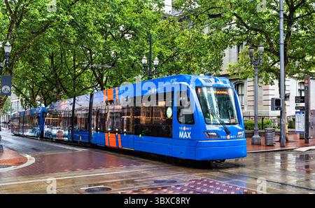 Portland, Oregon - 21. Juni 2025: Trimet MAX Light Rail-Zug an der Pioneer Courthouse Station in der Innenstadt von Portland. Der blaue Zug wird von TriMet betrieben Stockfoto